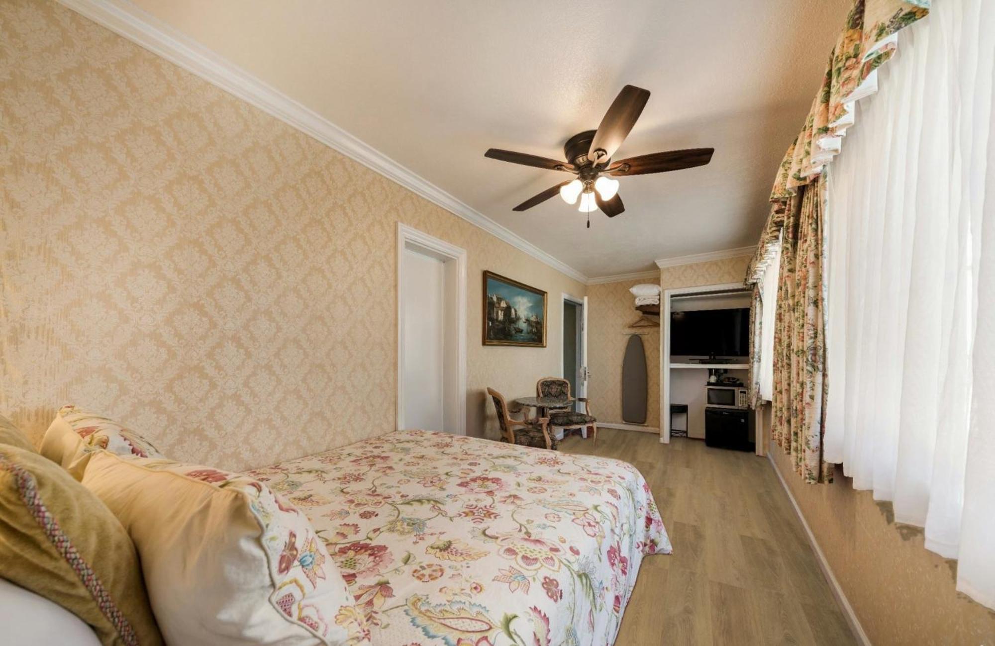 Carmel Inn & Suites Bagian luar foto
