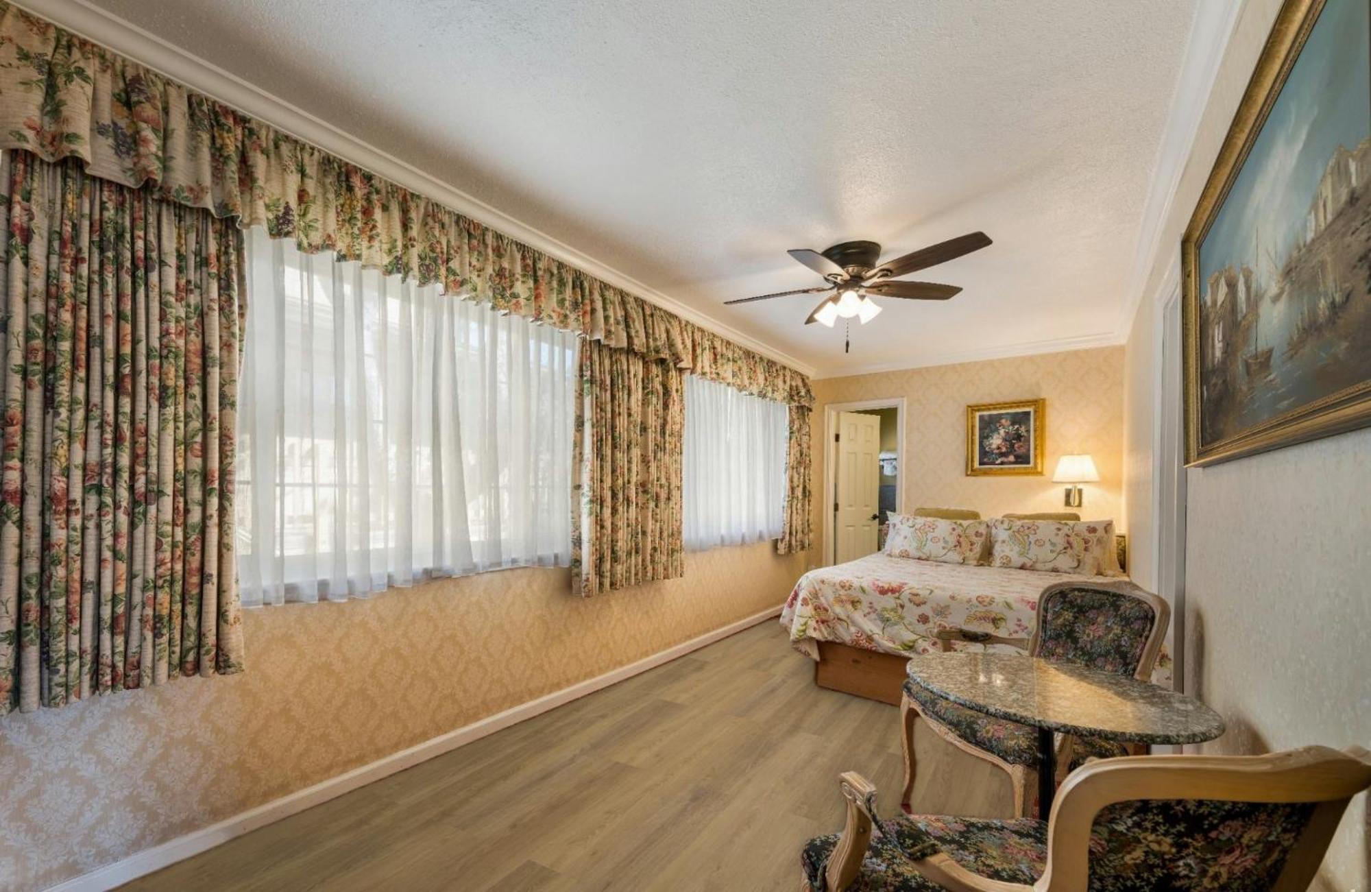 Carmel Inn & Suites Bagian luar foto